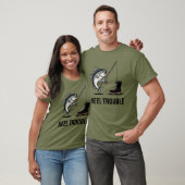 Reel Trouble – Funny Fishing Cartoon Design Tシャツ (ユニセックス)