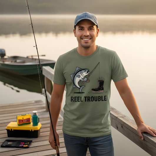 Reel Trouble – Funny Fishing Cartoon Design Tシャツ