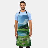Reflections of Home – 湖とコテージ エプロン (着用した状態)