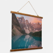 Reflections of Serenity – Mountain Lake at Dusk 吊り下げ型タペストリー (傾斜あり)