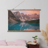 Reflections of Serenity – Mountain Lake at Dusk 吊り下げ型タペストリー (寝室)