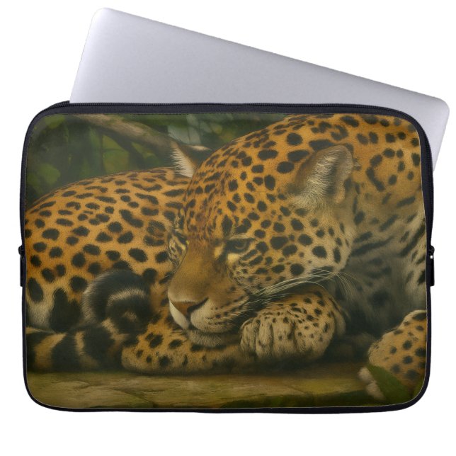 Reflective Jaguar – Serene Wildlife Art Print ラップトップスリーブ (正面)