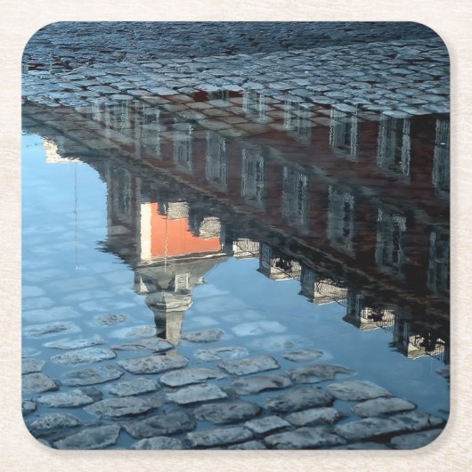 Reflejo en un charco de la Plaza Mayor de Madrid スクエアペーパーコースター (正面)