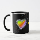 Regenbogen-Herz mit Sternchen auf schwarz マグカップ (左)