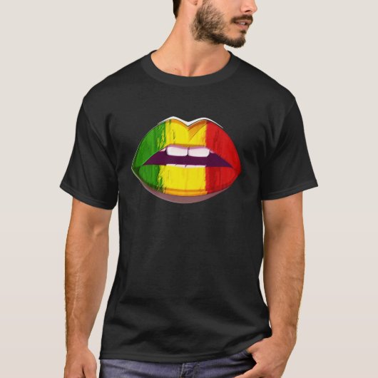 Reggae Music Jamaica Kissing Lips Flag Rastafari R Tシャツ (正面)