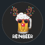 Reinbeer Reindeer おもしろい Beer Christmas Drking Xm ラウンドシール<br><div class="desc">リインビールトナおもしろいービールクリスマスドリンククリスマスホリデー</div>