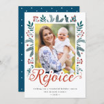 Rejoice Script モダン Winter Holly Beres写真 シーズンカード<br><div class="desc">グリーティングメッセージを強調するRejoiceスクリプトを持つホリー葉ベリーのを備えた素晴らしこのホリデーフォトカードでクリスマスの願いを送信する。</div>