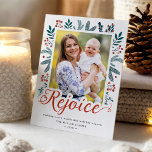 Rejoice Script モダン Winter Holly Beres写真 シーズンカード<br><div class="desc">グリーティングメッセージを強調するRejoiceスクリプトを持つホリー葉ベリーのを備えた素晴らしこのホリデーフォトカードでクリスマスの願いを送信する。</div>