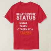 Relationship Status Taken By A Farmer Funny Sarcas Tシャツ (デザイン正面)