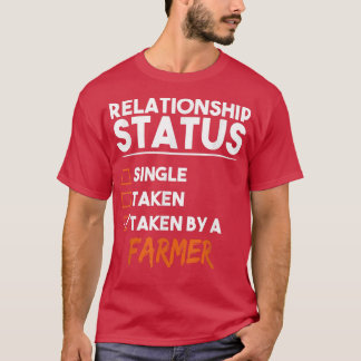 Relationship Status Taken By A Farmer Funny Sarcas Tシャツ