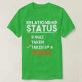 Relationship Status Taken By A Farmer Funny Sarcas Tシャツ (デザイン正面)