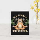 Relax Nothing Is Under Control Funny Quote Sloth Y カード (黄色い花)