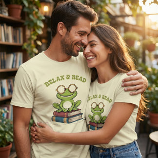Relax & Read Cute Frog on Books | Funny Bookworm  Tシャツ