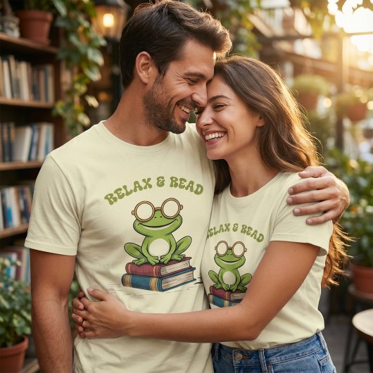 Relax & Read Cute Frog on Books | Funny Bookworm Tシャツ