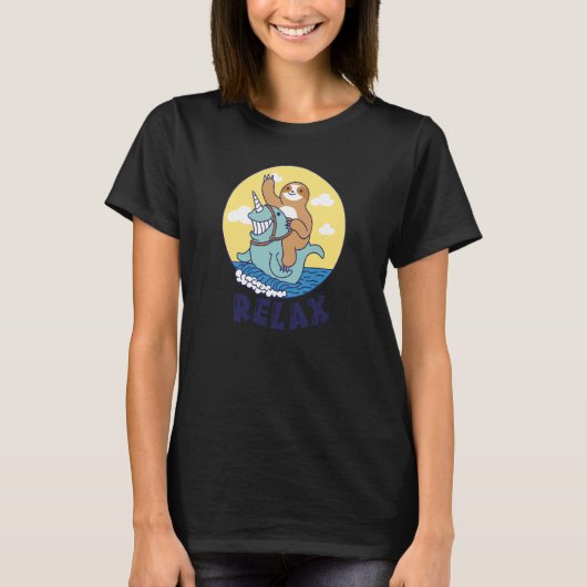 Relax Sloth riding a narwhal Cute Ocean Creature S Tシャツ (正面)