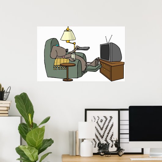 Relaxed Dog Watching TV ポスター (ホームオフィス)