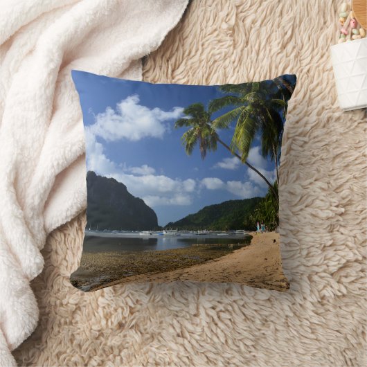 Relaxing on a heavenly beach in El Nido クッション (ブランケット)