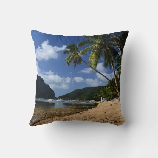 Relaxing on a heavenly beach in El Nido クッション (裏面)