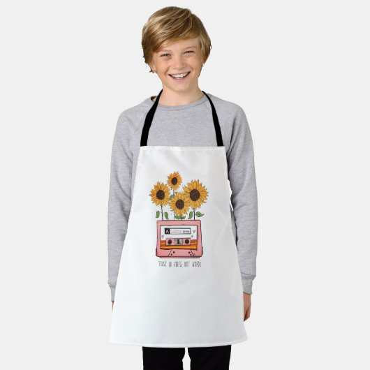 Reliance on Vibe Boho Sunflower and Cattsette エプロン (着用した状態)