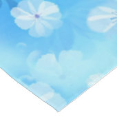 Repeat 淡い色の sky blue – 白い水色の花 テーブルクロス (アングル)