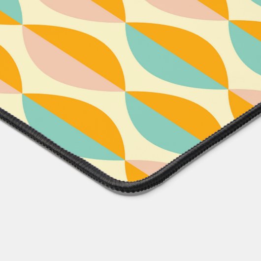 Repeating geometric pattern in beige background デスクマット (コーナー)