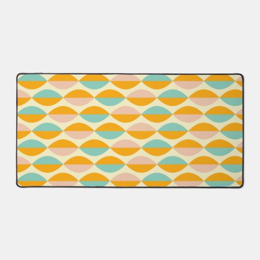 Repeating geometric pattern in beige background デスクマット (正面)