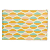 Repeating geometric pattern in beige background 枕カバー (裏面-左)