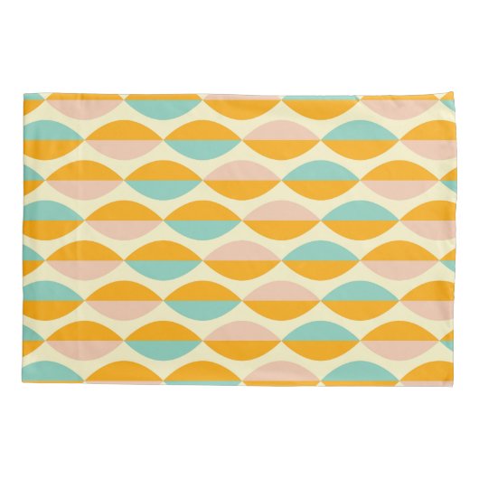Repeating geometric pattern in beige background 枕カバー (裏面-左)