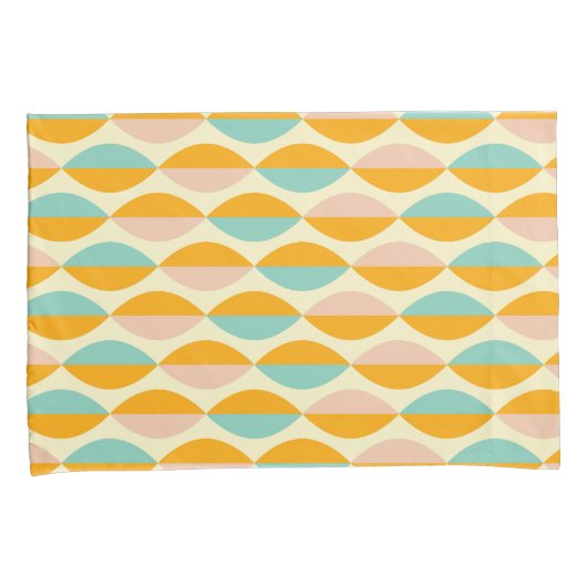 Repeating geometric pattern in beige background 枕カバー (正面右)