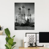 RESIDENTIAL OIL DRILLING in KILGORE TEXAS c. 1935 ポスター (ホームオフィス)