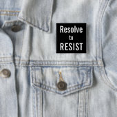 RESISTに解決、黒の背景に白い文字 缶バッジ (インサイチュ)