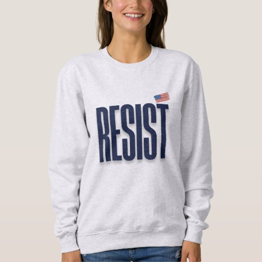 RESIST小アメリカ国旗 – 抗議の声明 スウェットシャツ (正面)