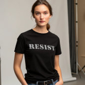 RESIST – 権利に対する抗議デモ行進の準備 Tシャツ