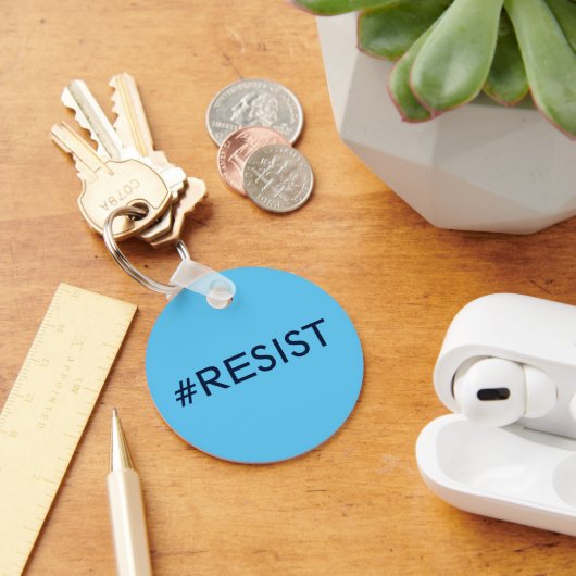 #Resist、空の青いキーチェーン上の黒い文字 キーホルダー (デスク)
