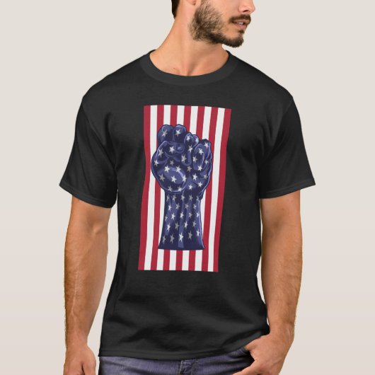 Resist Fist American Flag Activism Rise Up Tシャツ (正面)