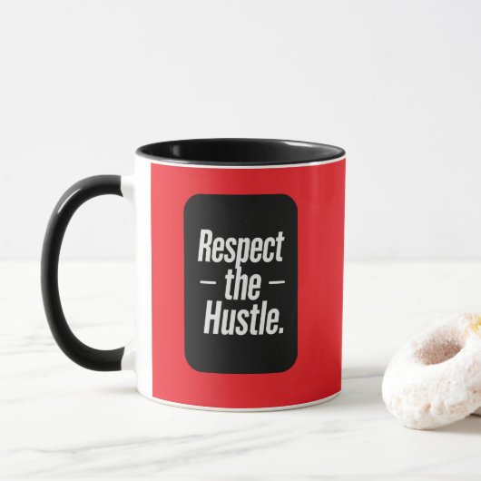 Respect the Hustle Typography Shirt – Motivational マグカップ (ドーナツ)