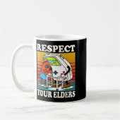 Respect Your Elders Gaming Control 80s Retro Funny コーヒーマグカップ (左)