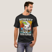 Respect Your Elders Gaming Control 80s Retro Funny Tシャツ (正面フル)
