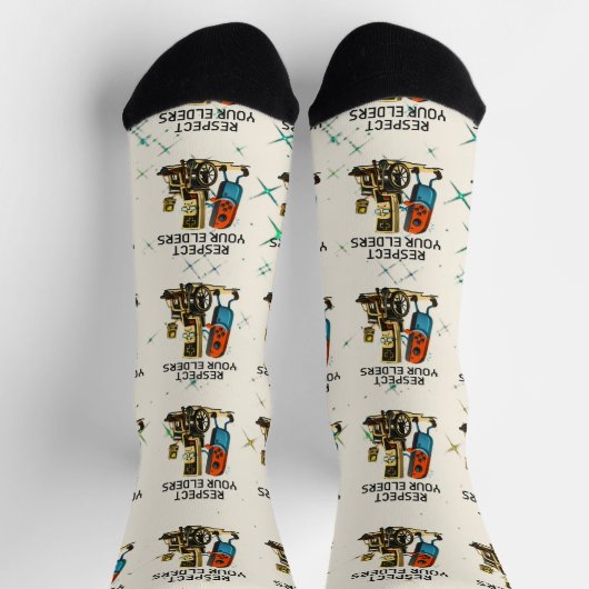 Respect Your Elders Gaming Control Retro Funny ソックス (上部)