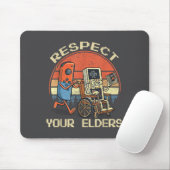 Respect Your Elders Retro Gaming Funny Gamer Contr マウスパッド (マウス)