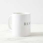 Rest Mug – ミニマル・タイポグラフィーデザイン コーヒーマグカップ (正面左)