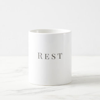 Rest Mug – ミニマル・タイポグラフィーデザイン コーヒーマグカップ
