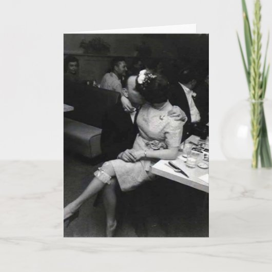 resturauntで接吻している新婚者 カード (正面)