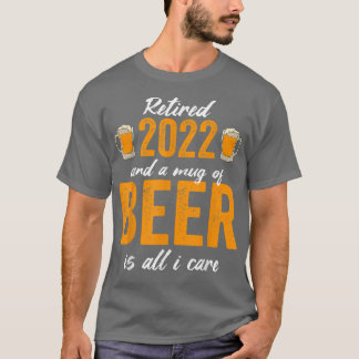 Retired 2022 And A Mug Of Beer Is All I Care Tシャツ