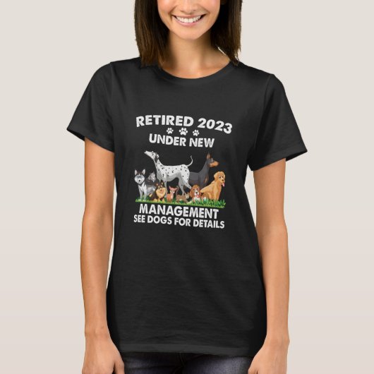 Retired 2023 Under New Management See Dogs For Det Tシャツ (正面)