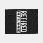 Retired But Still Working - Funny Retirement Gag Q フリースブランケット (正面(横))