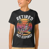 Retired Not Expired Skeleton At The Beach Summer V Tシャツ (正面)