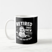 Retired Under New Management - Funny Cat Retiremen コーヒーマグカップ (左)