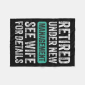 Retired Under New Management, Funny Husband Humor  フリースブランケット (正面(横))