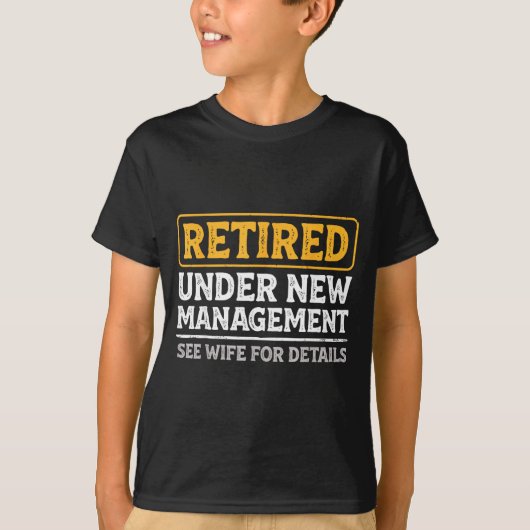 Retired Under New Management Funny Mens Husband Re Tシャツ (正面)
